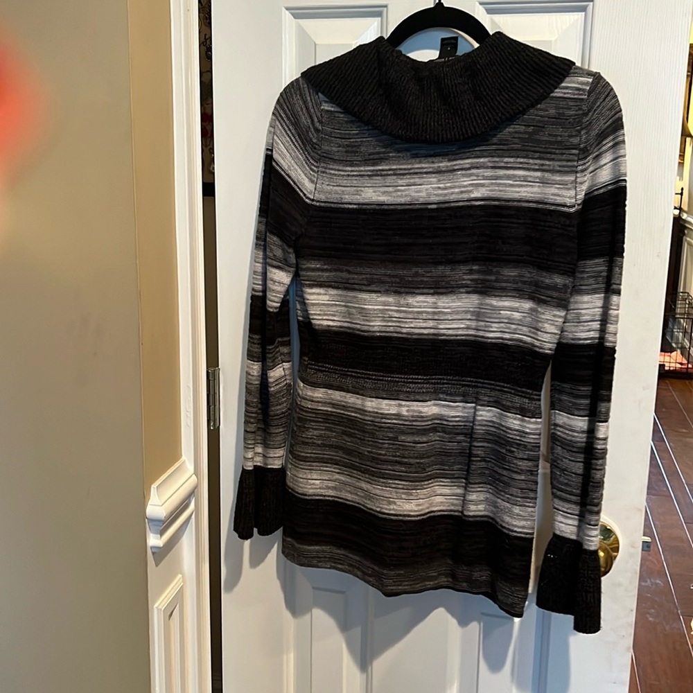Great top. Black an grey length  28” in length
